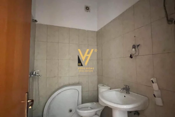 Shtepi ne shitje Apartament ne Tirane, 2+1, Mobilimi Pjeserisht e mobiluar, Pagesa 160,000  Euro.