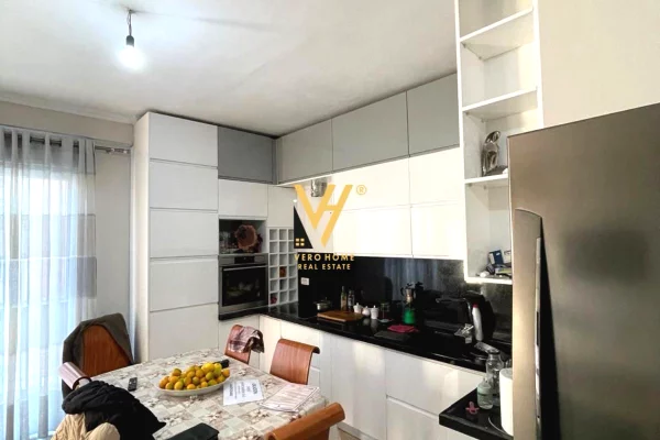 Shtepi ne shitje Apartament ne Tirane, 3+1, Mobilimi E mobiluar, Pagesa 250,000  Euro.