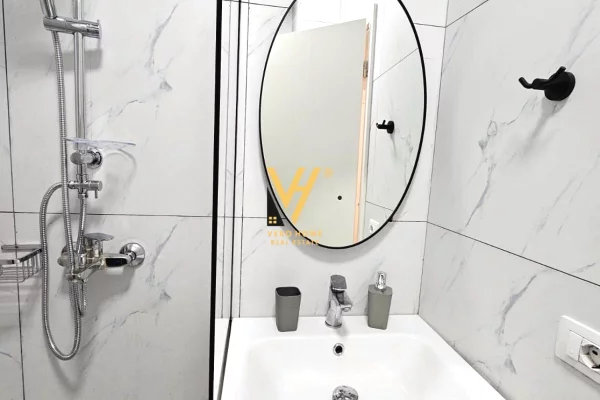 Shtepi ne shitje Apartament ne Tirane, Garsoniere, Mobilimi E mobiluar, Pagesa 93,000  Euro.