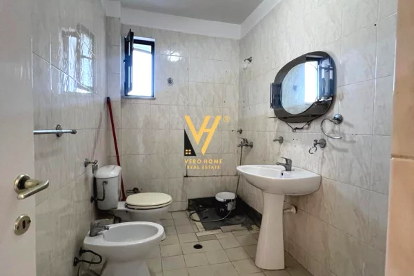 Shtepi ne shitje Apartament ne Tirane, 2+1, Mobilimi Bosh, pa mobiluar, Pagesa 165,000  Euro.