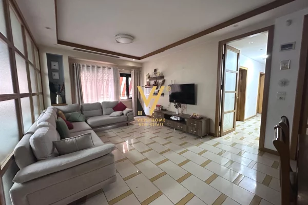 Shtepi me qera 3+1 ne Tirane - 1,500 Euro