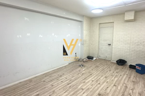 Business Property for Rent 4+1 in Tirana - 40,000 Leke