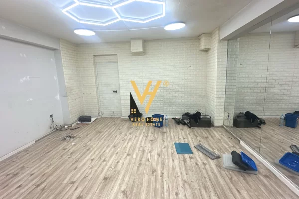 Business Property for Rent 4+1 in Tirana - 40,000 Leke