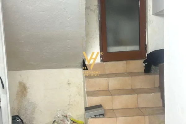 Business Property for Rent 4+1 in Tirana - 40,000 Leke