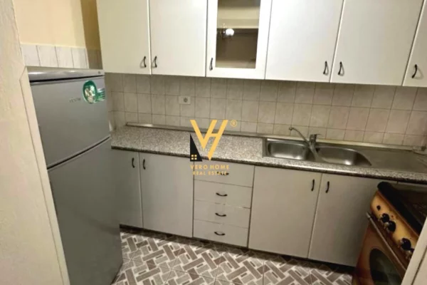 Shtepi me qera Apartament ne Tirane, 3+1, Mobilimi E mobiluar, Pagesa 550  Euro.