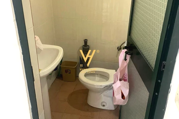 Business Property for Rent 3+1 in Tirana - 80,000 Leke