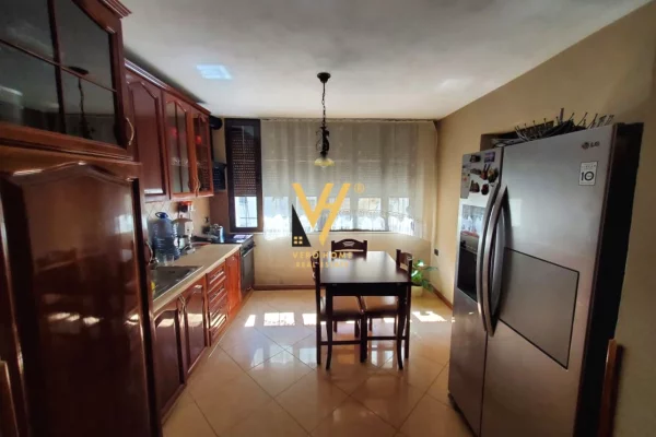 Shtepi ne shitje Apartament ne Tirane, 2+1, Mobilimi E mobiluar, Pagesa 225,000  Euro.