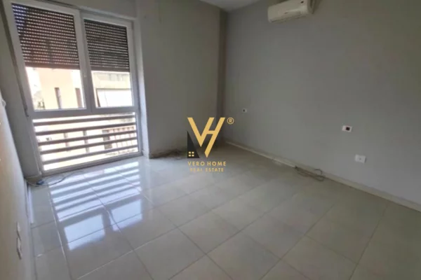 JEPET ZYRE 120 M2 ME QIRA RRUGA E BOGDANEVE 1.100 EURO