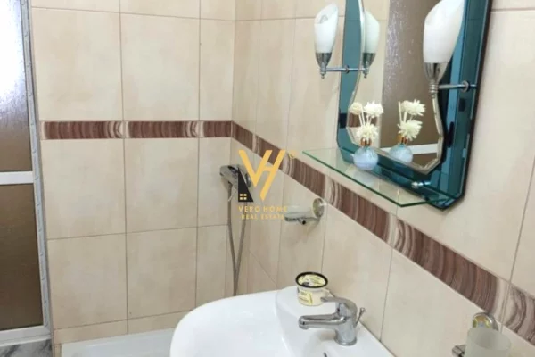 Shtepi me qera Apartament ne Tirane, 3+1, Mobilimi E mobiluar, Pagesa 550  Euro.