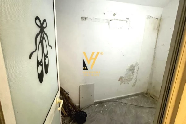 JEPET AMBIENT BIZNESI 150 M2 ME QERA TE JOENA, 21 DHJETORI 700 EURO