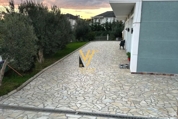 Business Property for Rent 1+1 in Tirana - 2,500 Euro