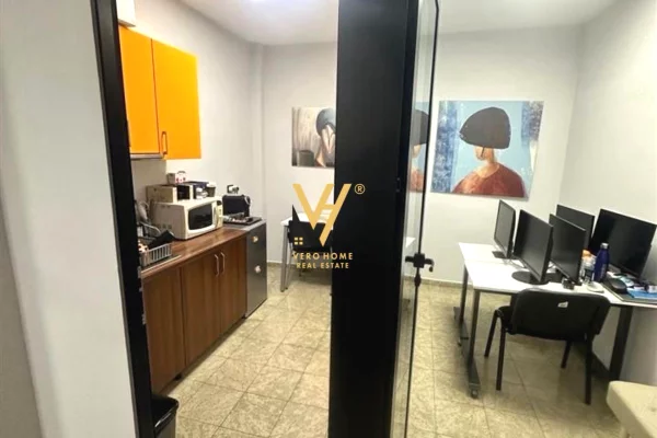 JEPET ZYRE 95 M2 ME QIRA NE BLLOK 250.000 LEKE