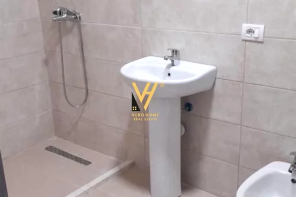 Shtepi me qera Apartament ne Tirane, 3+1, Mobilimi Bosh, pa mobiluar, Pagesa 45,000  Leke.