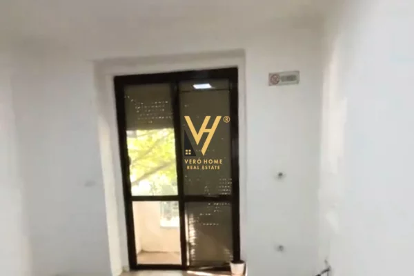 Business Property for Rent 3+1 in Tirana - 70,000 Leke