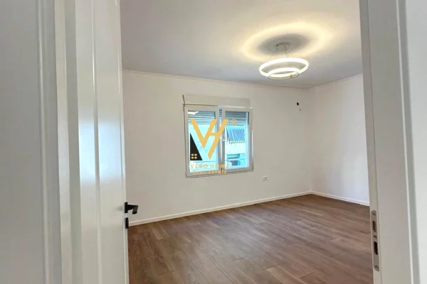 Shtepi ne shitje Apartament ne Tirane, 2+1, Mobilimi Bosh, pa mobiluar, Pagesa 118,000  Euro.