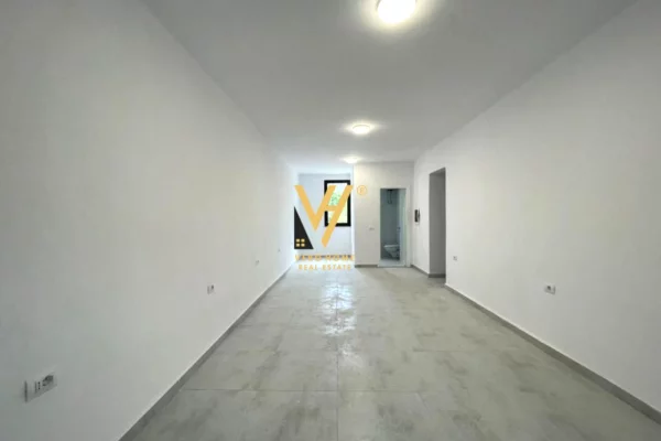 Ambient biznesi me qera 3+1 ne Tirane - 80,000 Leke