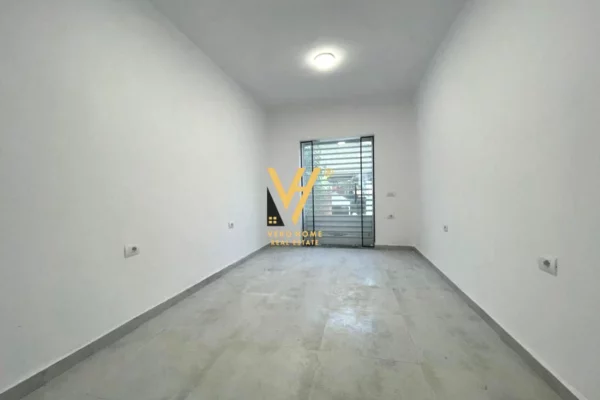 JEPET ZYRE 70 M2 ME QERA TE LULISHTJA, ISH EKSPOZITA 80.000 LEKE