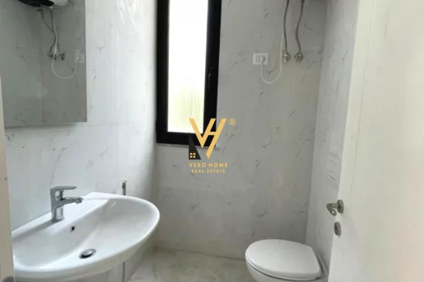 JEPET ZYRE 70 M2 ME QERA TE LULISHTJA, ISH EKSPOZITA 80.000 LEKE