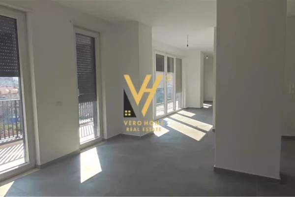 JEPET ZYRE 220 M2 ME QERA TE 9- KATSHET 2.500 EURO