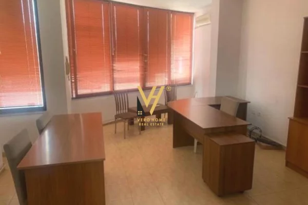 Ambient biznesi me qera 3+1 ne Tirane - 40,000 Leke