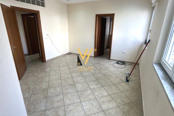 Ambient biznesi me qera 3+1 ne Tirane - 1,150 Euro