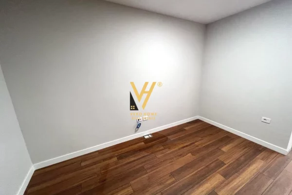 SHITET AMBIENT KOMERCIAL 140 M2 TE SHALLVARET 430.000 EURO