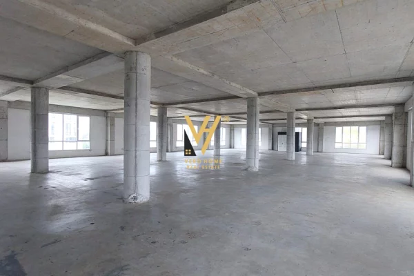 Ambient biznesi me qera 3+1 ne Tirane - 4,800 Euro