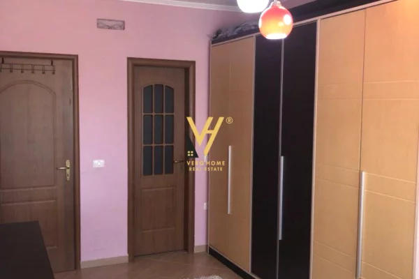 Shtepi ne shitje Apartament ne Tirane, 2+1, Mobilimi E mobiluar, Pagesa 150,000  Euro.