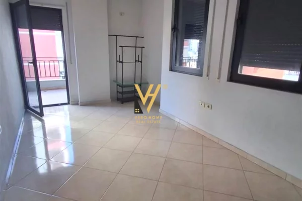 Shtepi ne shitje Apartament ne Tirane, 2+1, Mobilimi E mobiluar, Pagesa 150,000  Euro.