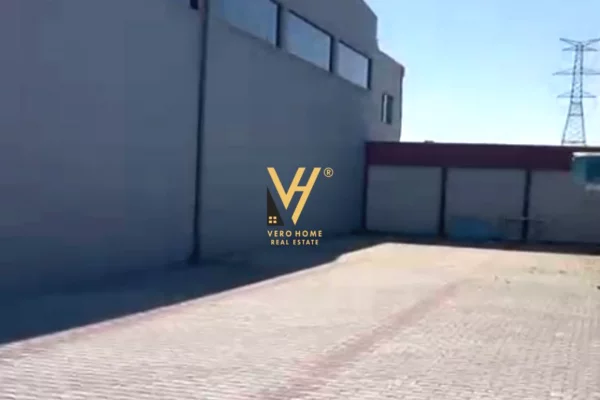 Ambiente Commerciale in Affitto 4+1 a Tirana - 3,500 Euro