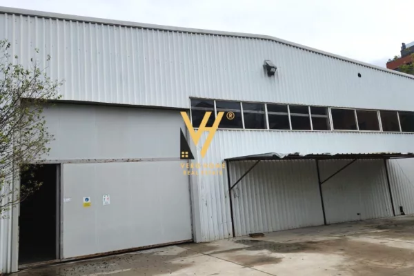 Ambiente Commerciale in Affitto 4+1 a Tirana - 2,300 Euro