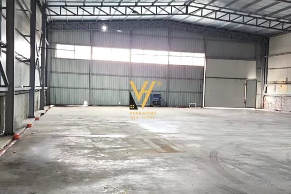 Ambiente Commerciale in Affitto 4+1 a Tirana - 2,300 Euro