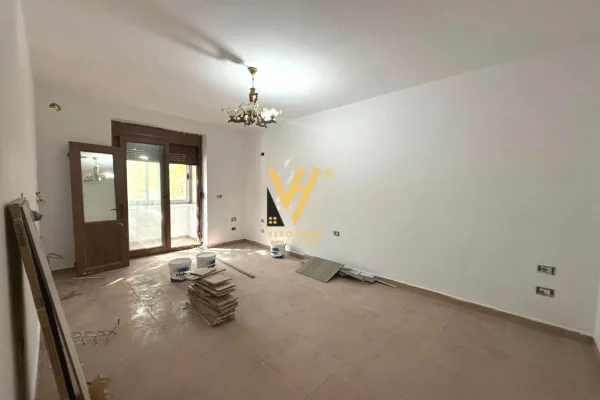 Ambiente Commerciale in Affitto 3+1 a Tirana - 50,000 Leke