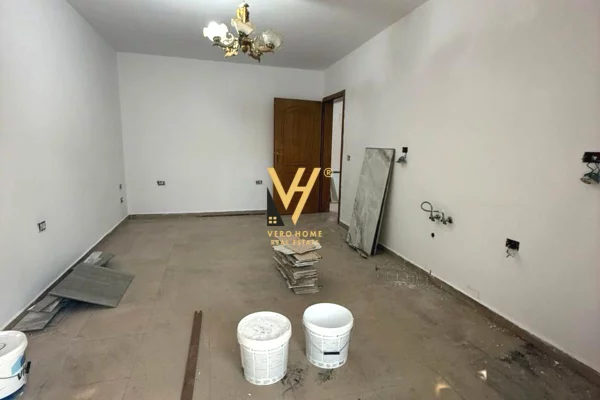 Ambiente Commerciale in Affitto 3+1 a Tirana - 50,000 Leke