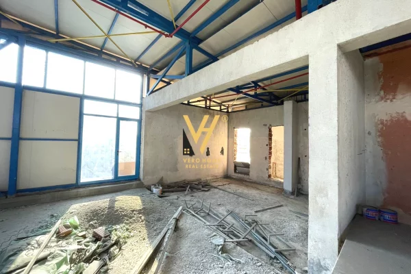 Ambiente Commerciale in Affitto 3+1 a Tirana - 13,000 Euro