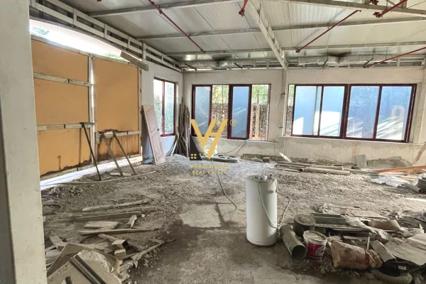 Ambiente Commerciale in Affitto 3+1 a Tirana - 13,000 Euro