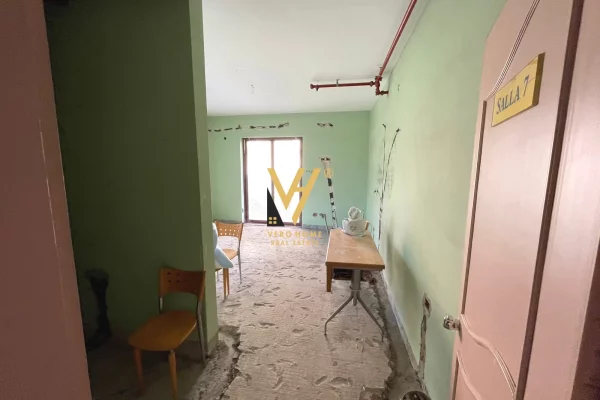 Ambiente Commerciale in Affitto 3+1 a Tirana - 13,000 Euro