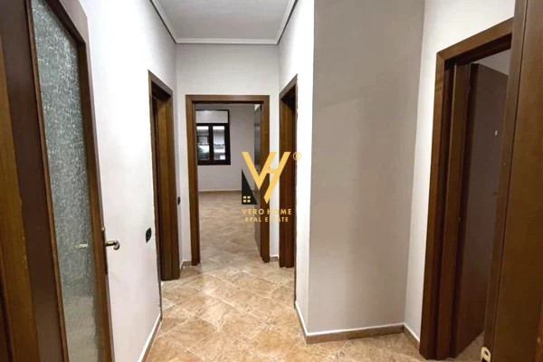 JEPET ZYRE 165 M2 ME QERA TE KOMUNA E PARISIT 1.200 EURO