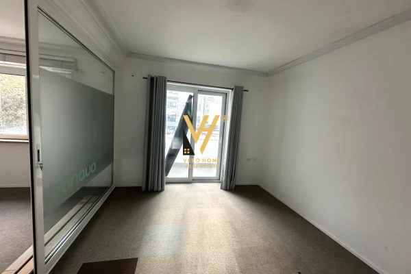 JEPET ZYRE 130 M2 ME QERA TE RRUGA E DURRESIT 150.000 LEKE