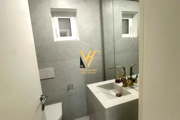 JEPET ZYRE 130 M2 ME QERA TE RRUGA E DURRESIT 150.000 LEKE