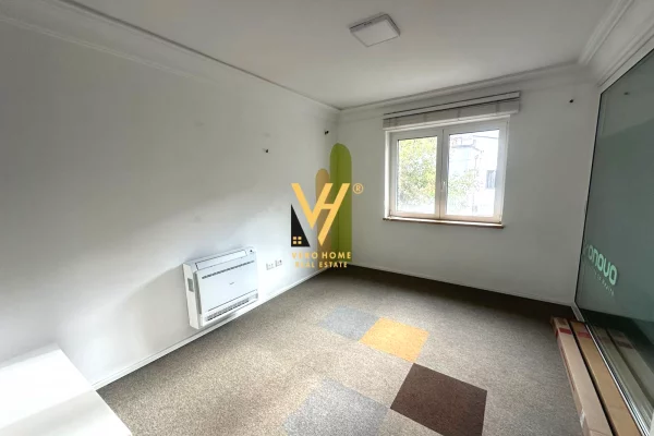 JEPET ZYRE 130 M2 ME QERA TE RRUGA E DURRESIT 150.000 LEKE