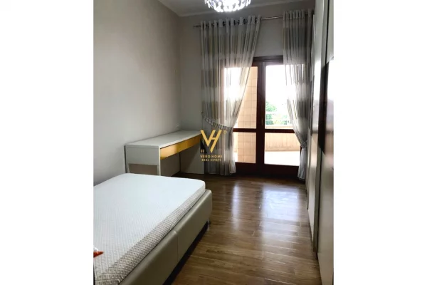 Shtepi ne shitje Papafingo(kati i catise) ne Tirane, 4+1, Mobilimi E mobiluar, Pagesa 550,000  Euro.