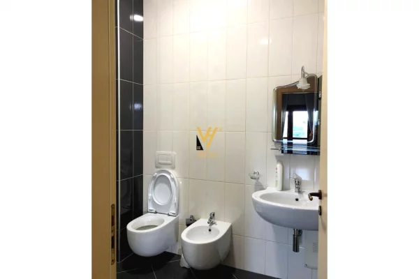 Shtepi ne shitje Papafingo(kati i catise) ne Tirane, 4+1, Mobilimi E mobiluar, Pagesa 550,000  Euro.