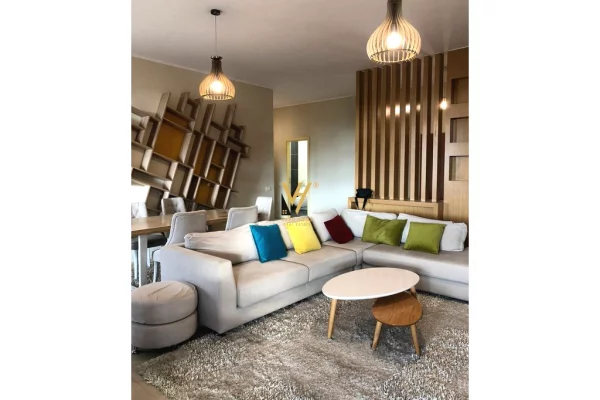 Shtepi ne shitje Papafingo(kati i catise) ne Tirane, 4+1, Mobilimi E mobiluar, Pagesa 550,000  Euro.