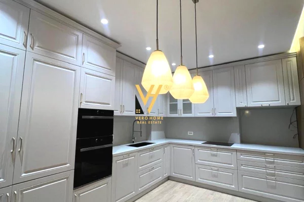 Shtepi me qera 3+1 ne Tirane - 2,500 Euro