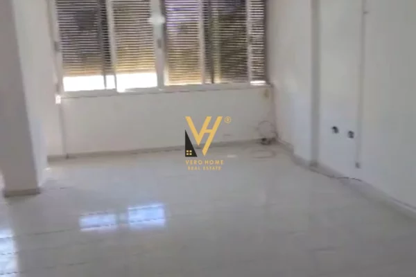 Shtepi ne shitje Apartament ne Durres, 2+1, Mobilimi Bosh, pa mobiluar, Pagesa 120,000  Euro.