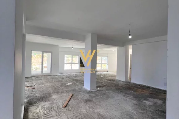 Ambiente Commerciale in Affitto 1+1 a Tirana - 3,000 Euro