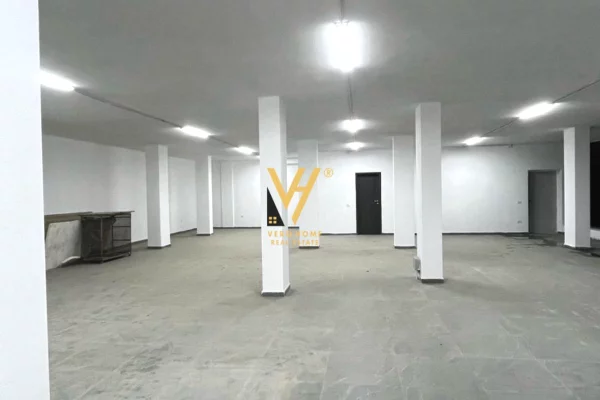 Ambiente Commerciale in Affitto 4+1 a Tirana - 800 Euro