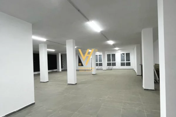 Ambiente Commerciale in Affitto 4+1 a Tirana - 800 Euro