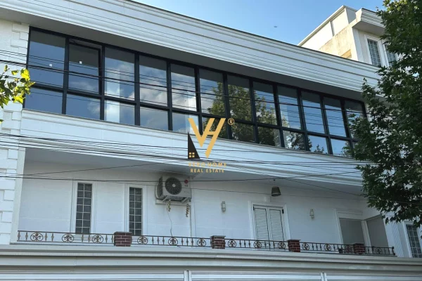 JEPET AMBIENT BIZNESI 240 M2 ME QERA NE PASKUQAN 800 EURO